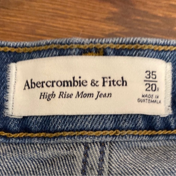 Abercrombie & Finch Distressed High-Rise Mom Jeans. Size 20 - Picture 2 of 7